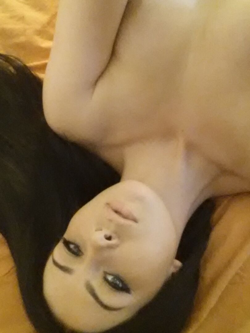 15P La adolescente amateur Sabrina Sins luce el pelo largo mientras se toma selfies reveladoras