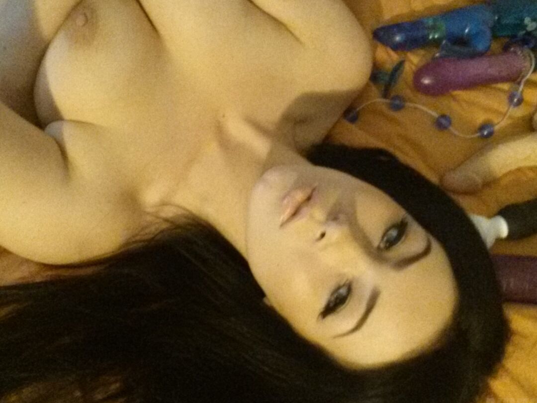 15P La adolescente amateur Sabrina Sins luce el pelo largo mientras se toma selfies reveladoras