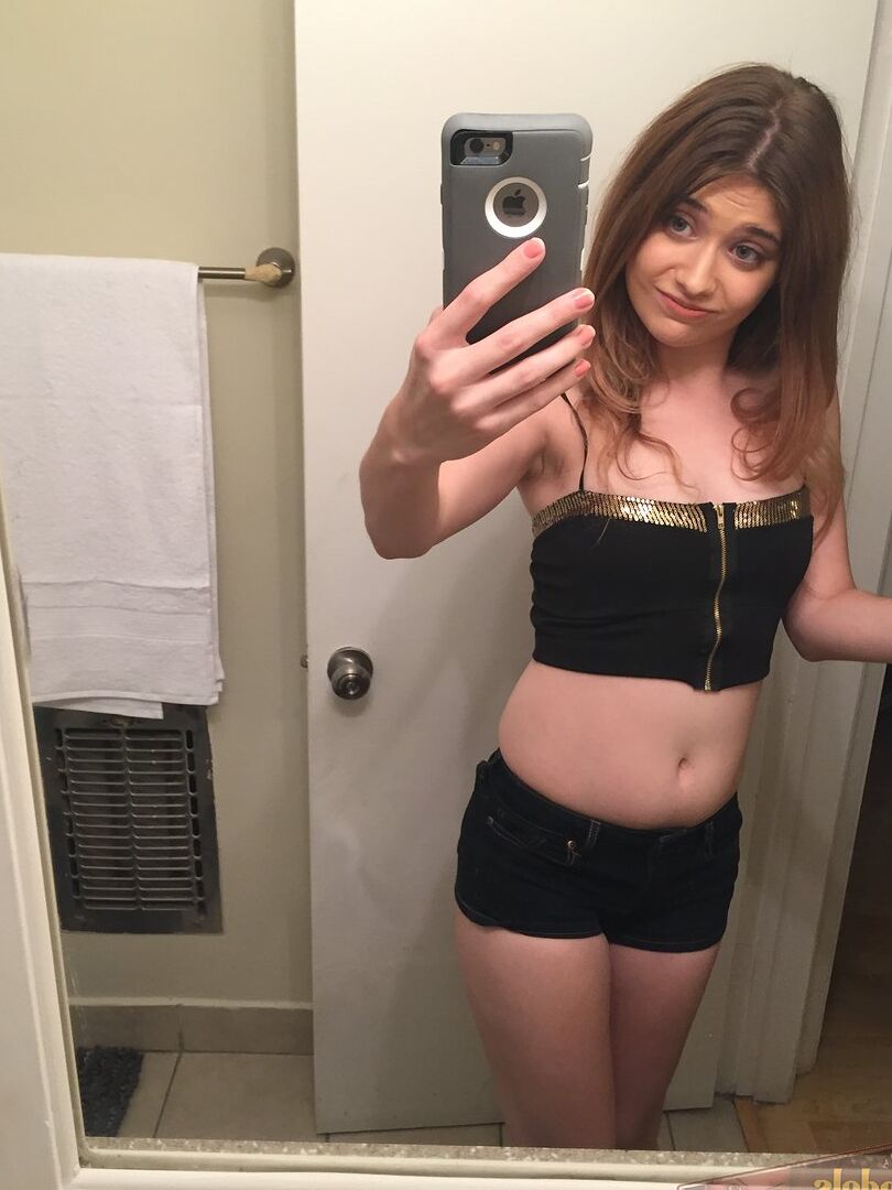 Die 16-jährige, zierliche Teenagerin Ariel Mc Gwire gibt ihr Debüt als Aktmodel in Badezimmer-Selfies