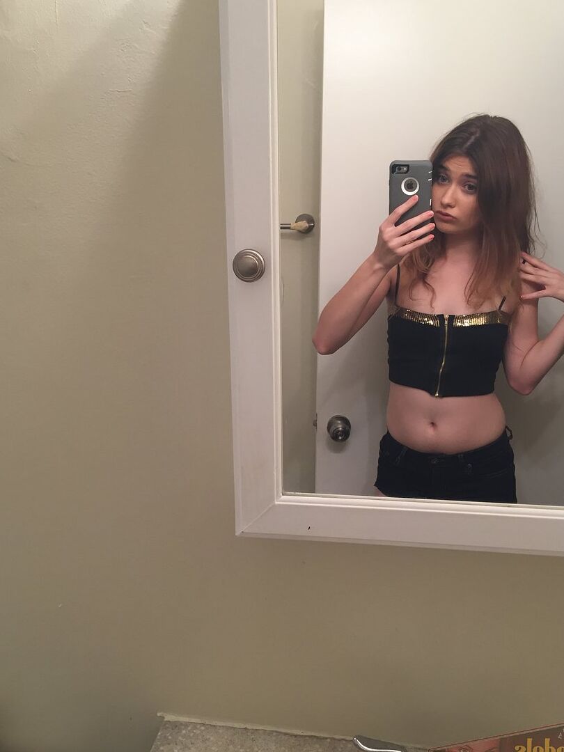 Die 16-jährige, zierliche Teenagerin Ariel Mc Gwire gibt ihr Debüt als Aktmodel in Badezimmer-Selfies