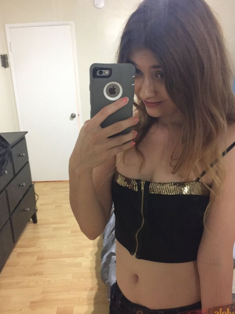 Die 16-jährige, zierliche Teenagerin Ariel Mc Gwire gibt ihr Debüt als Aktmodel in Badezimmer-Selfies