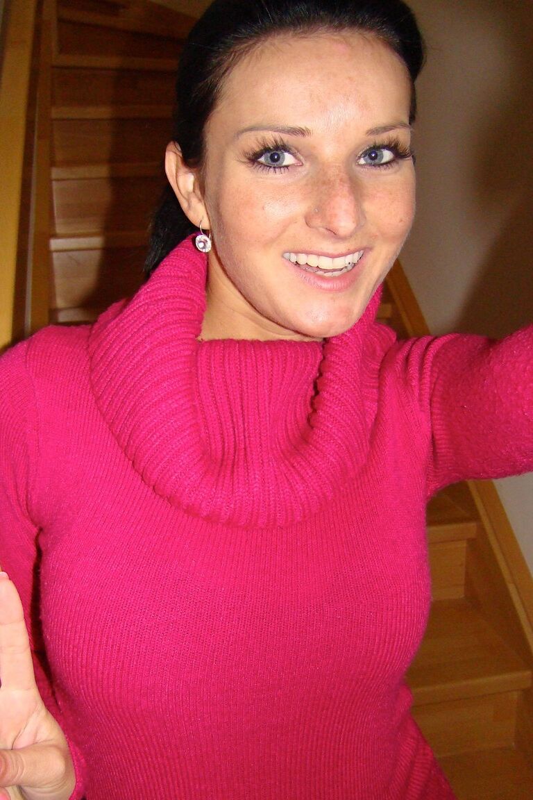 21P Amateur-Freundin Niki zieht sich alleine aus und macht ein Selfie von ihren großen Titten
