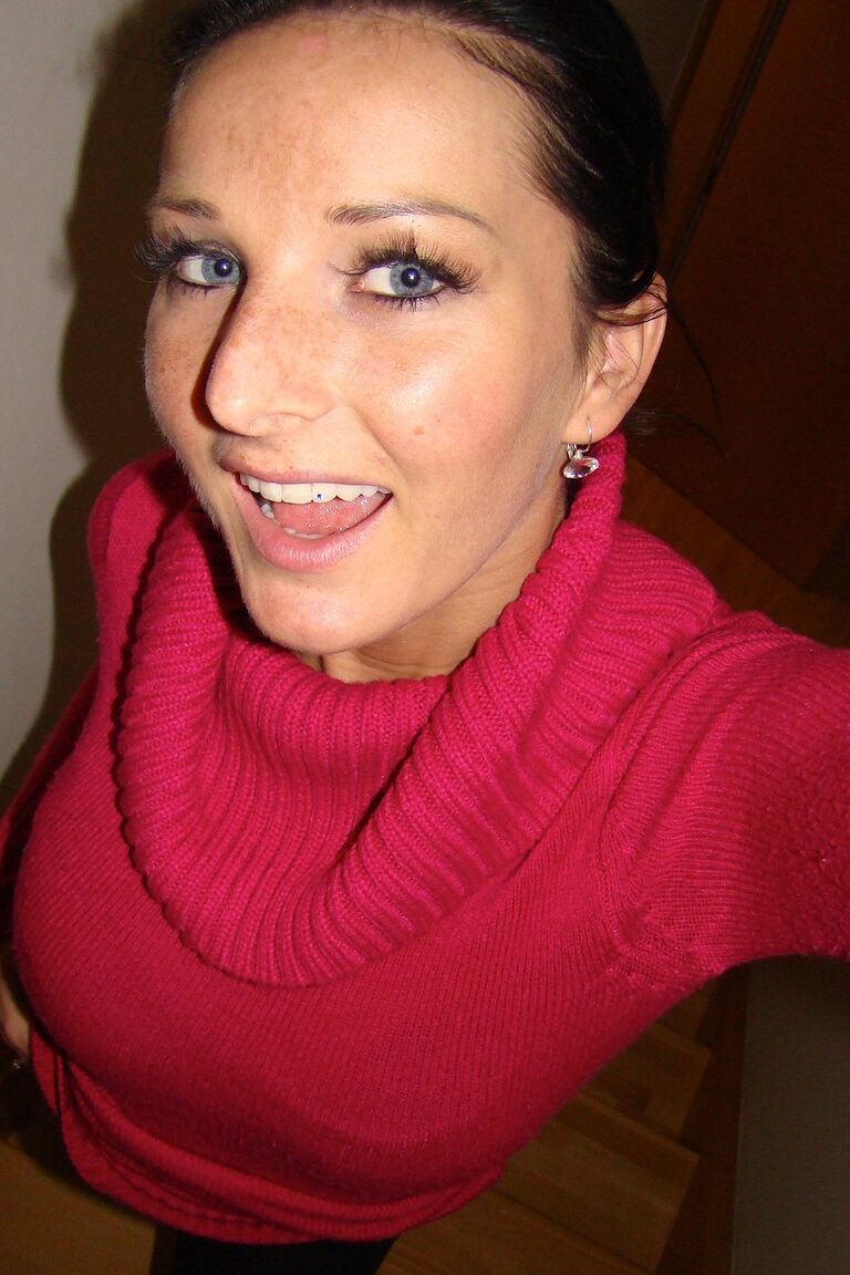 21P Amateur-Freundin Niki zieht sich alleine aus und macht ein Selfie von ihren großen Titten