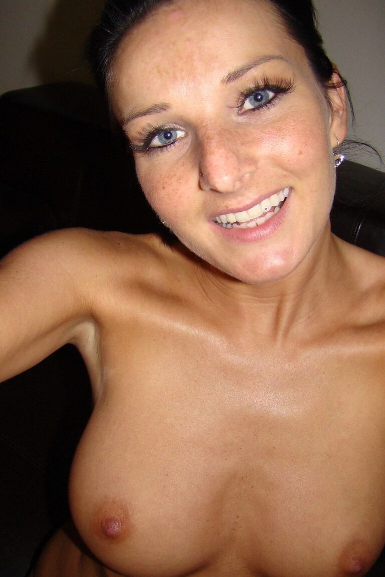 21P Amateur-Freundin Niki zieht sich alleine aus und macht ein Selfie von ihren großen Titten