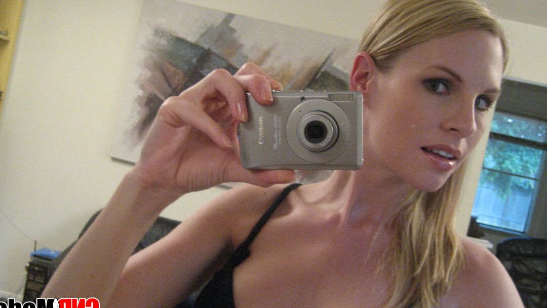 12P Adolescente loira brinca enquanto tira fotos de si mesma