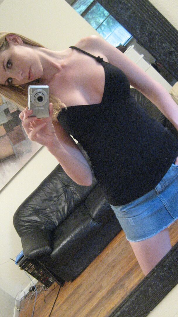 12P Adolescente loira brinca enquanto tira fotos de si mesma