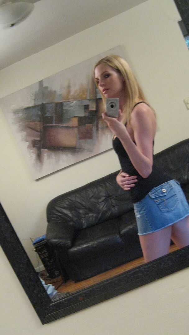 12P Adolescente loira brinca enquanto tira fotos de si mesma