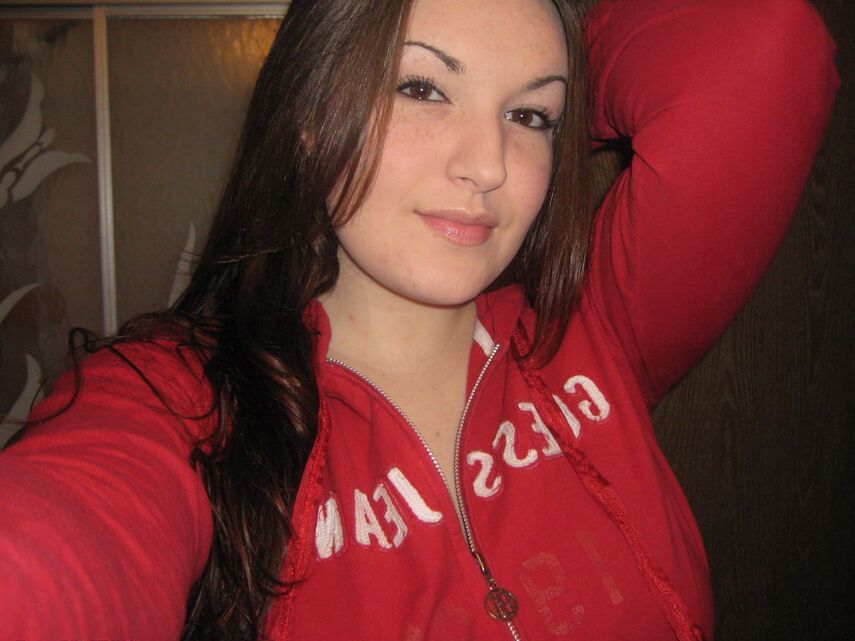 12P Une adolescente salope prend des photos de ses énormes seins