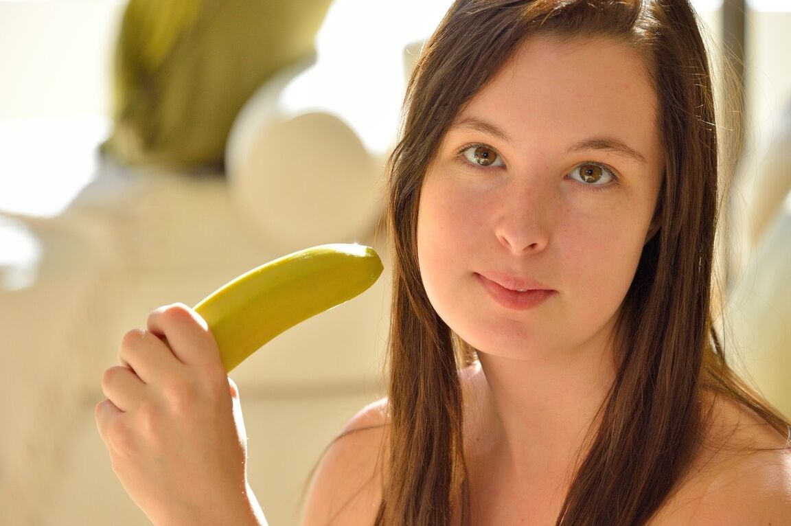 20P Die süße Brünette Aeris entblößt ihren Muff und steckt eine Banane hinein