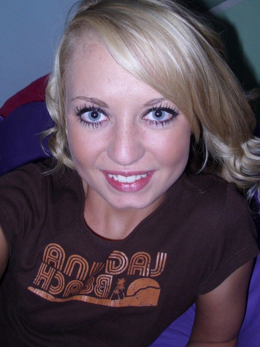16P Loira suja amadora Tiny Tiff tira selfies de sua buceta úmida