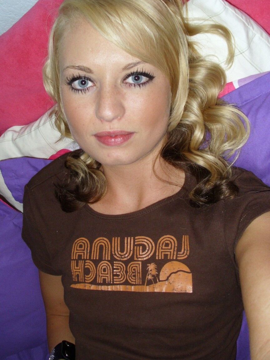 16P Loira suja amadora Tiny Tiff tira selfies de sua buceta úmida