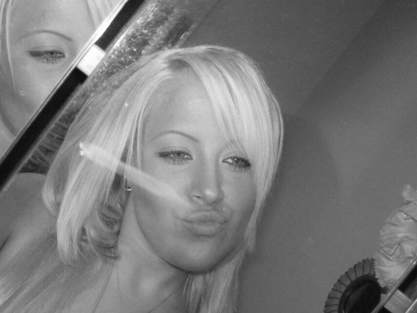 12P Monroe tira fotos de seu corpo adolescente tenso no espelho