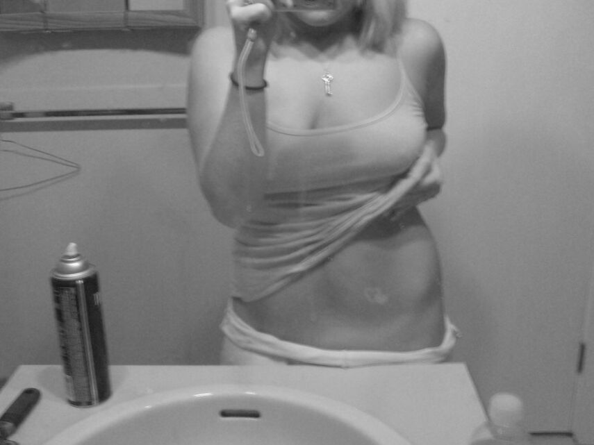 12P Monroe tira fotos de seu corpo adolescente tenso no espelho