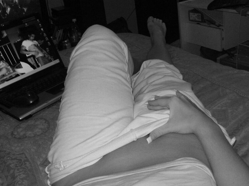 12P Monroe tira fotos de seu corpo adolescente tenso no espelho
