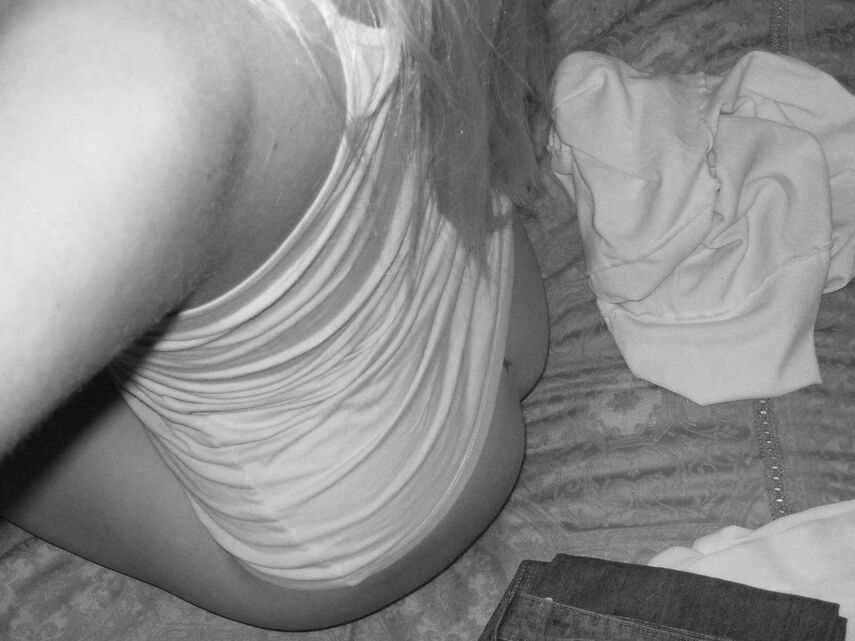 12P Monroe tira fotos de seu corpo adolescente tenso no espelho