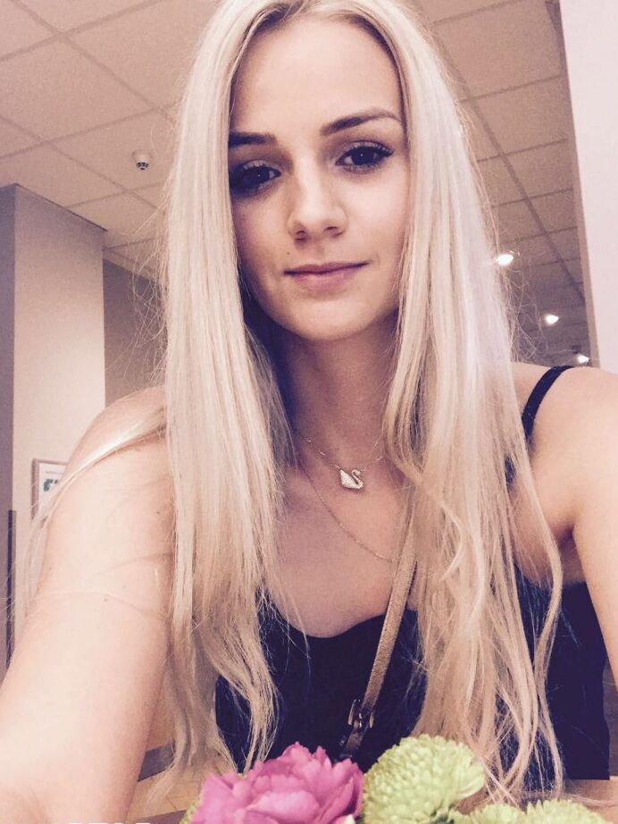 12P Garota loira da Tchecoslováquia Zdenka tira fotos sem nudez
