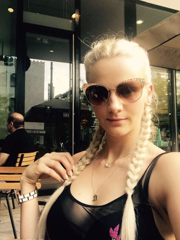 12P Garota loira da Tchecoslováquia Zdenka tira fotos sem nudez