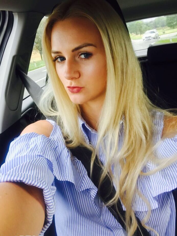 12P Garota loira da Tchecoslováquia Zdenka tira fotos sem nudez