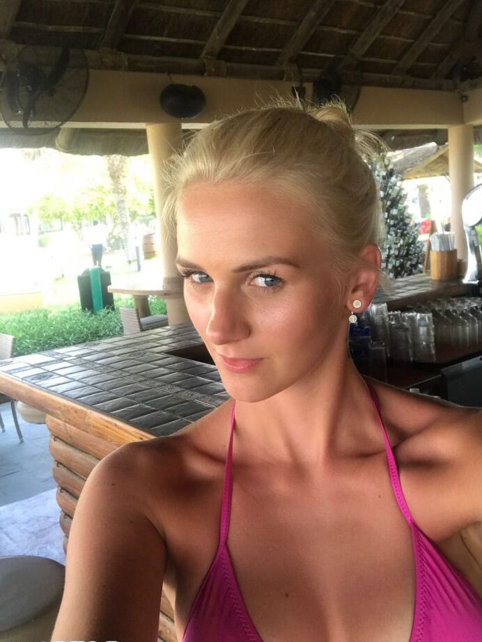 12P Garota loira da Tchecoslováquia Zdenka tira fotos sem nudez