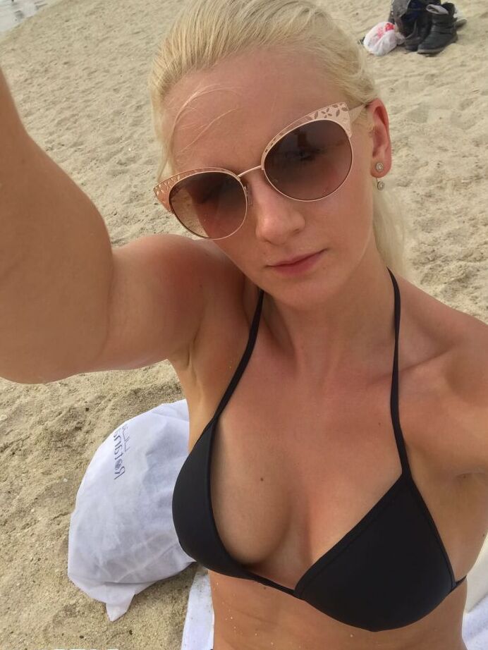 12P Garota loira da Tchecoslováquia Zdenka tira fotos sem nudez