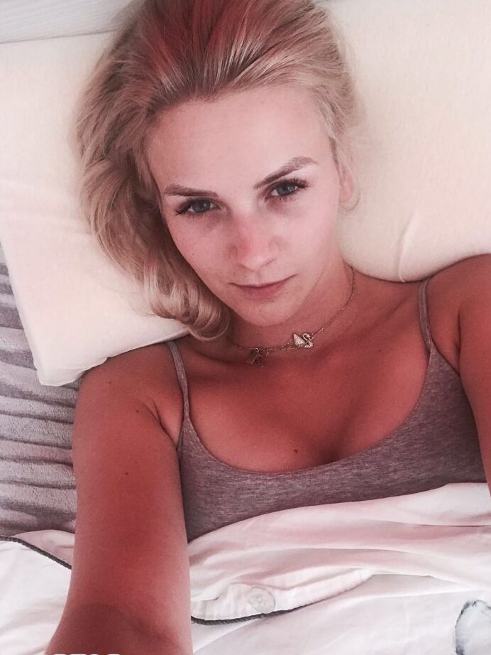 12P Garota loira da Tchecoslováquia Zdenka tira fotos sem nudez