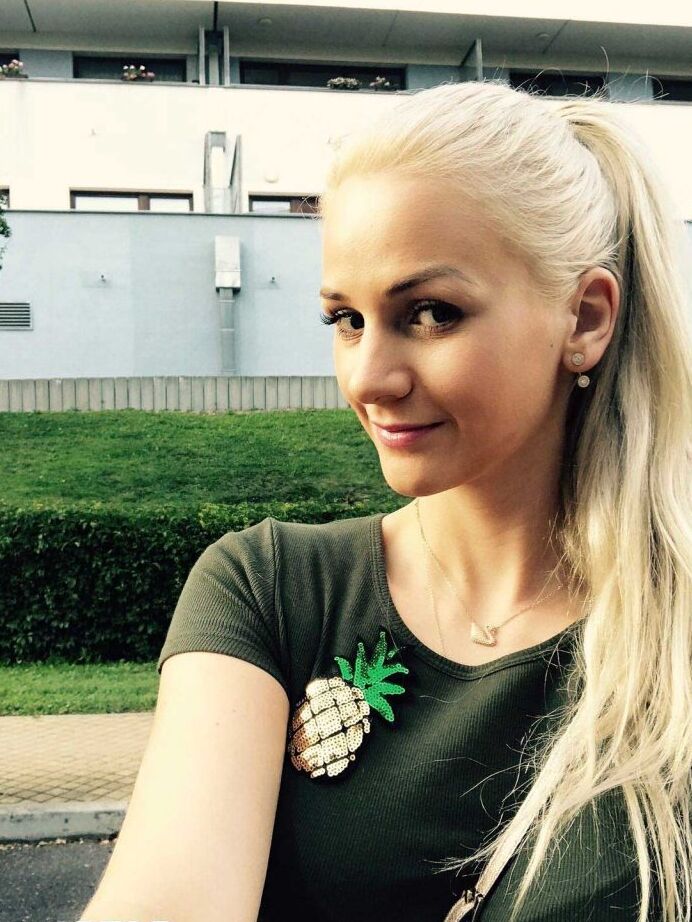 12P Garota loira da Tchecoslováquia Zdenka tira fotos sem nudez