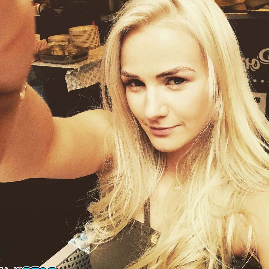 12P Garota loira da Tchecoslováquia Zdenka tira fotos sem nudez
