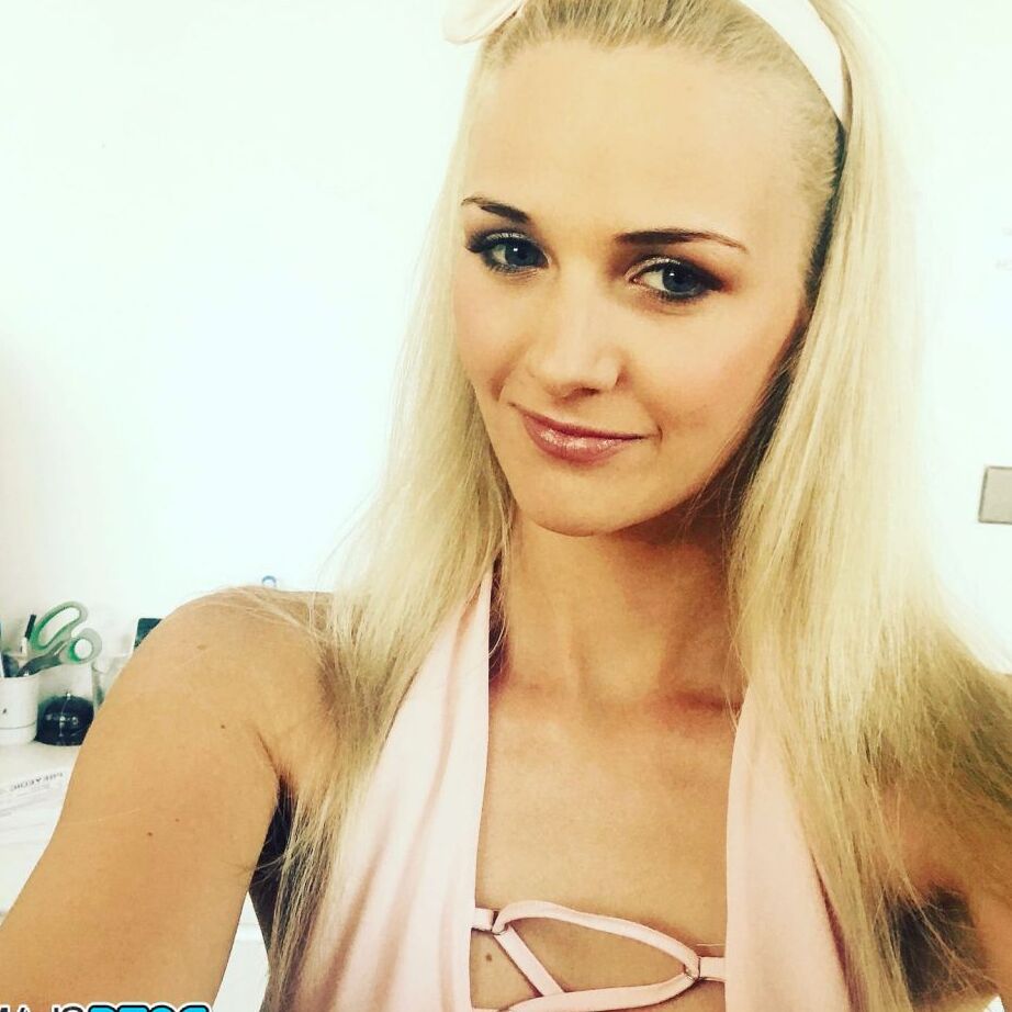 12P Garota loira da Tchecoslováquia Zdenka tira fotos sem nudez