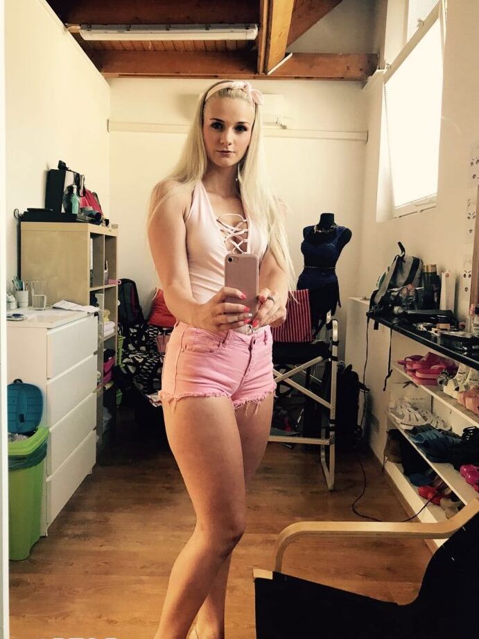 12P Garota loira da Tchecoslováquia Zdenka tira fotos sem nudez