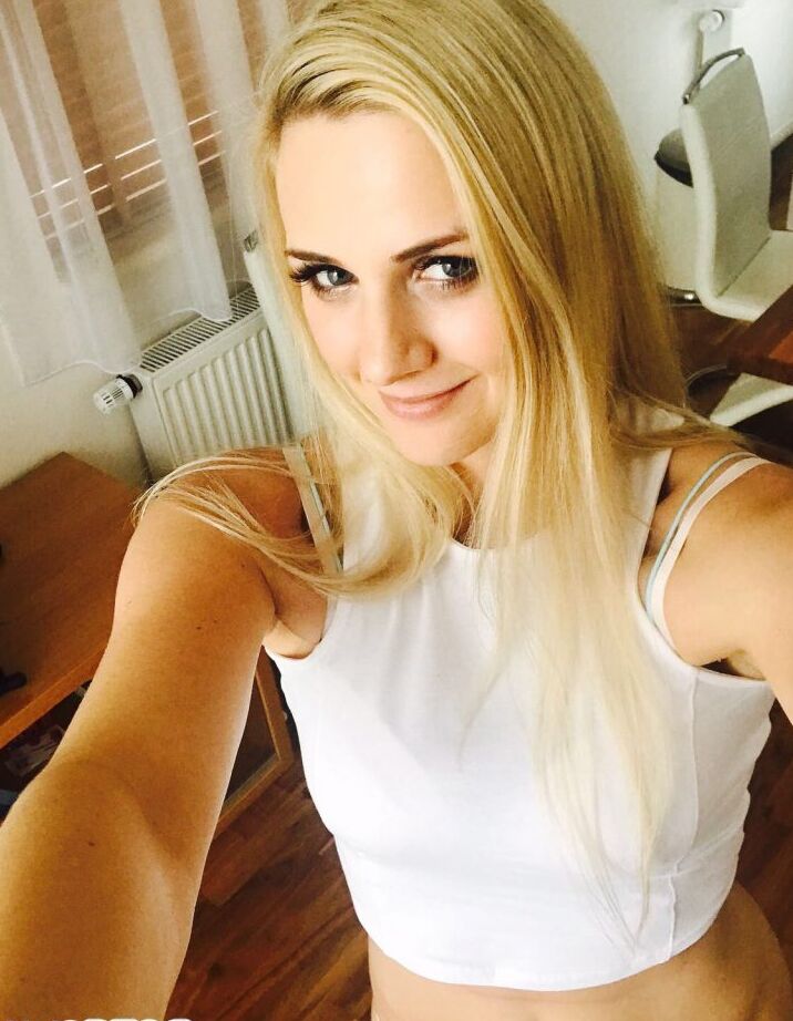 12P Garota loira da Tchecoslováquia Zdenka tira fotos sem nudez