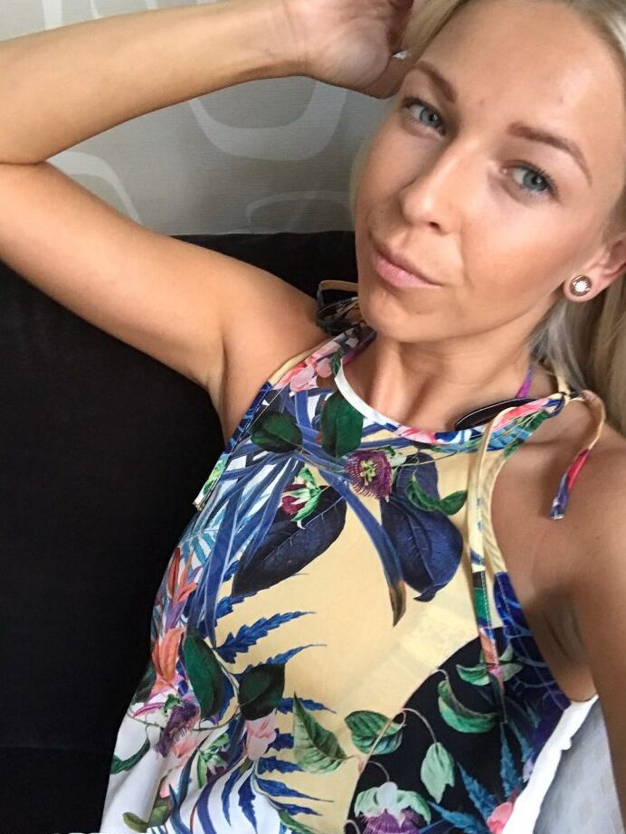 10P Loira amadora da Eslovênia tira selfies seguras para o trabalho em algumas roupas