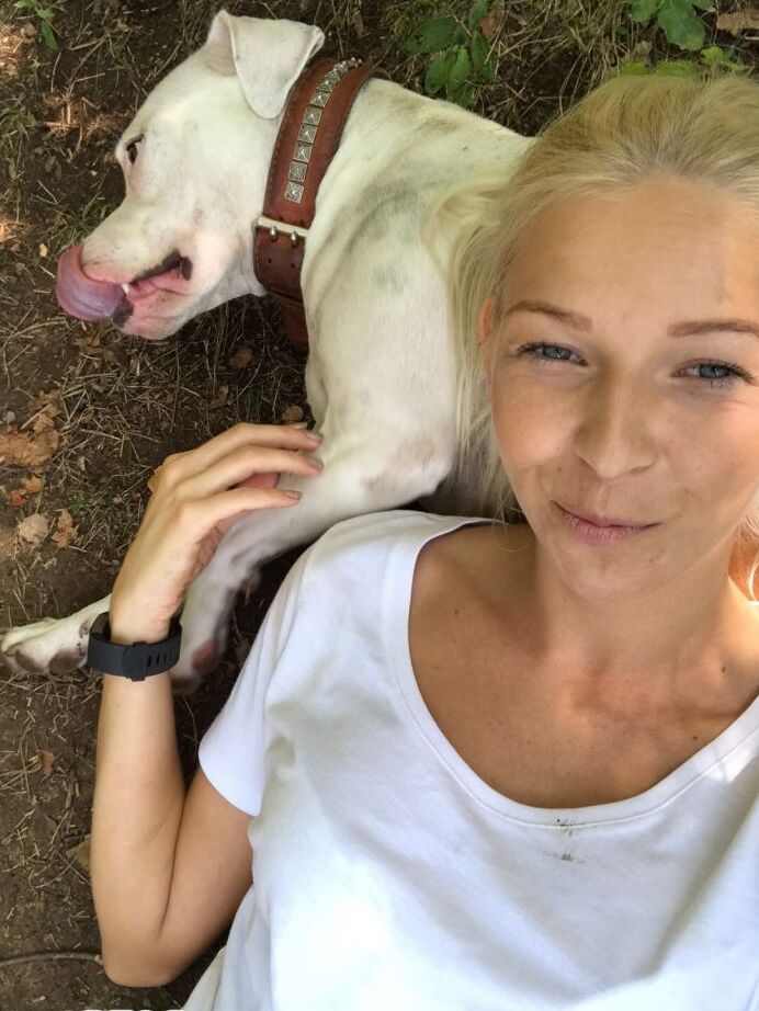 10P Loira amadora da Eslovênia tira selfies seguras para o trabalho em algumas roupas