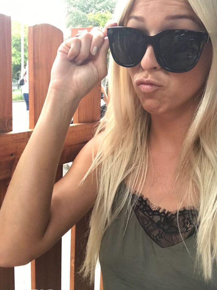 10P Loira amadora da Eslovênia tira selfies seguras para o trabalho em algumas roupas