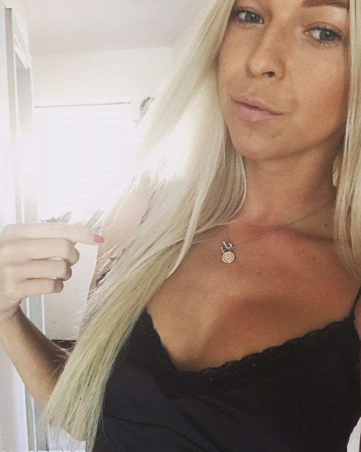 10P Loira amadora da Eslovênia tira selfies seguras para o trabalho em algumas roupas