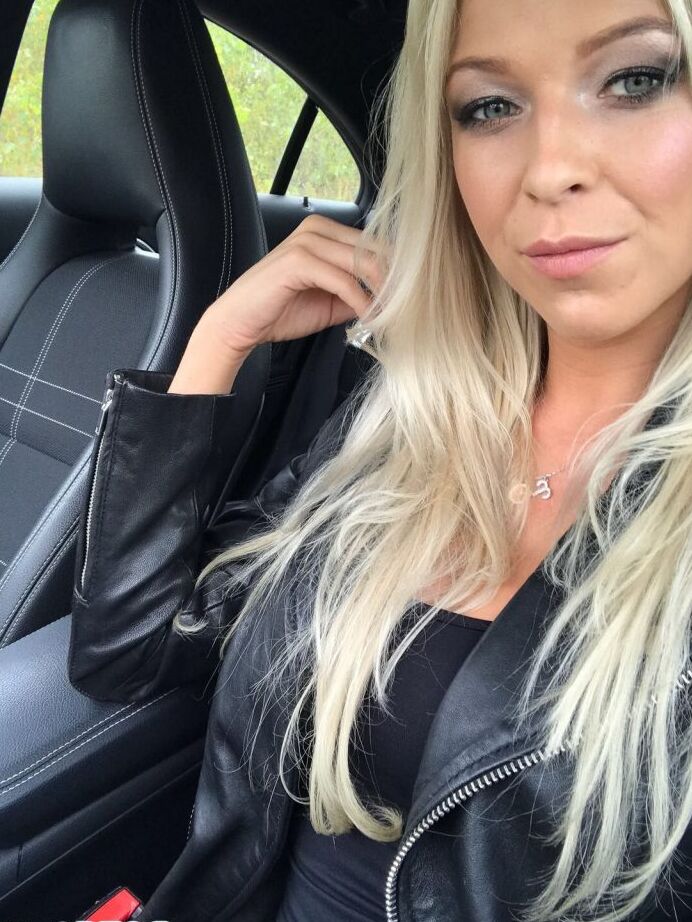 10P Loira amadora da Eslovênia tira selfies seguras para o trabalho em algumas roupas