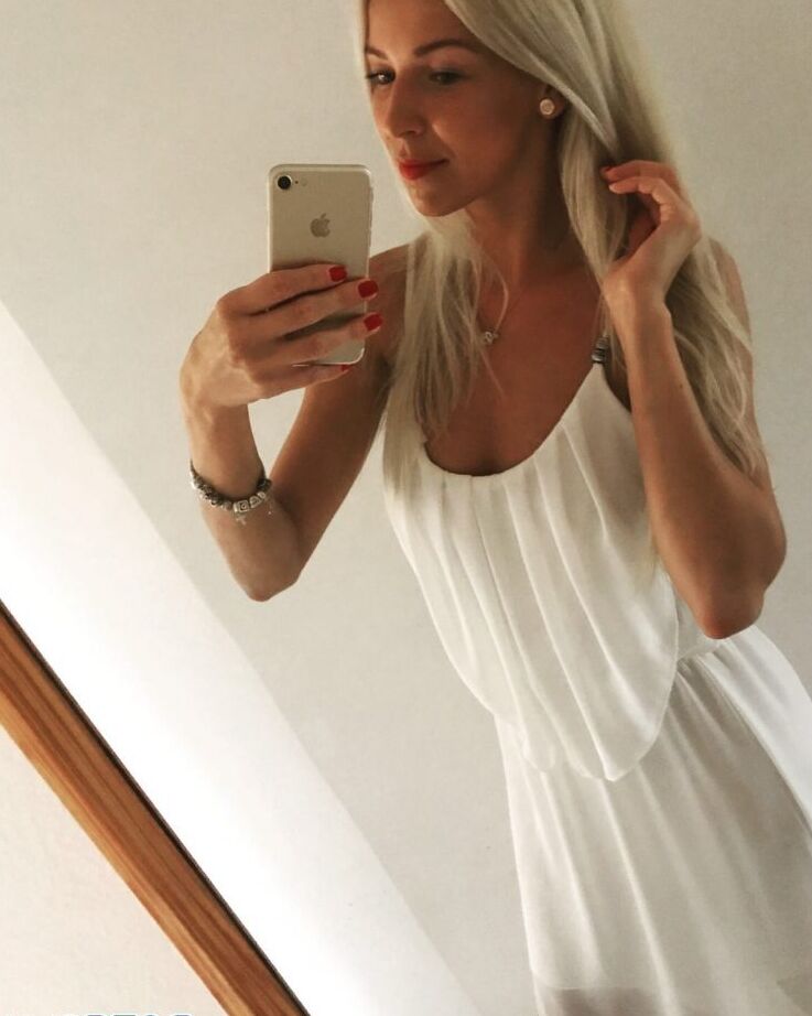 10P Loira amadora da Eslovênia tira selfies seguras para o trabalho em algumas roupas
