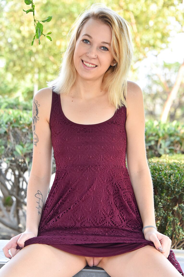 21P Blonde girlfriend Jasmine flashes her titties and her muff in public