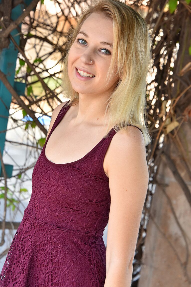 21P Blonde girlfriend Jasmine flashes her titties and her muff in public