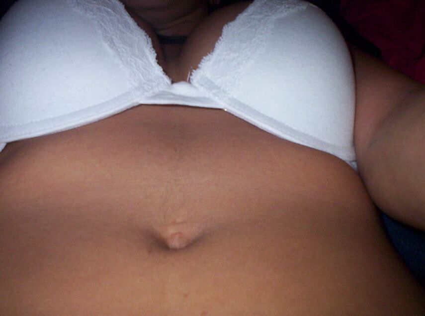 12P Nikki levanta a camisa para mostrar seus peitos enormes e perfeitos em um sutiã branco justo