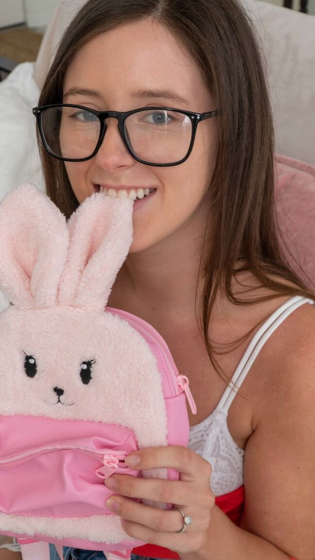 21P La joven morena nerd Teagan se desnuda y juega con los labios de su coño peludo
