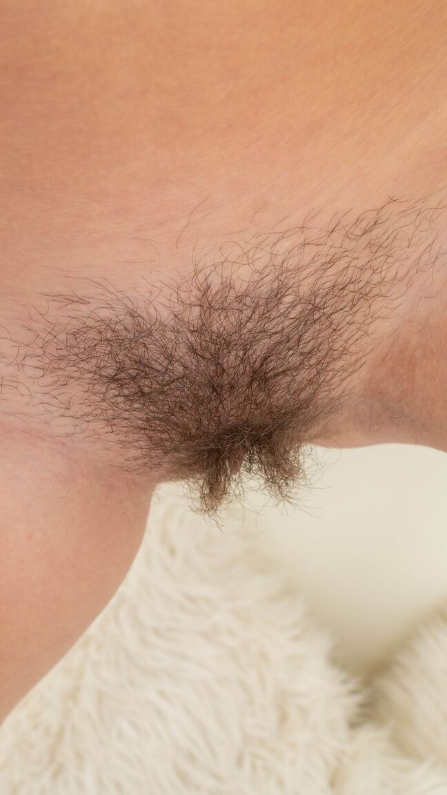 21P La joven morena nerd Teagan se desnuda y juega con los labios de su coño peludo