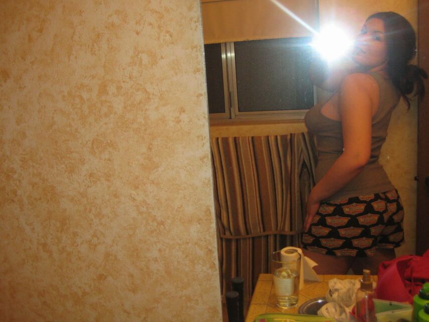 12P Sacanagem Kayla tira uma foto de seus peitos enormes para você