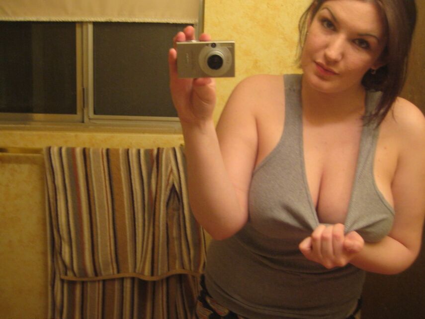 12P Sacanagem Kayla tira uma foto de seus peitos enormes para você