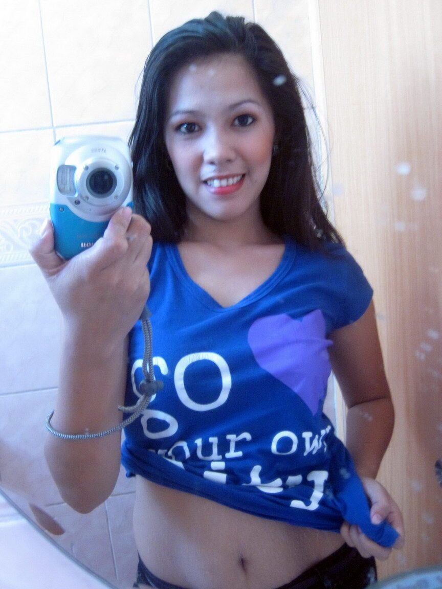 12P Jeune fille asiatique prenant des selfies de son corps nu dans sa salle de bain