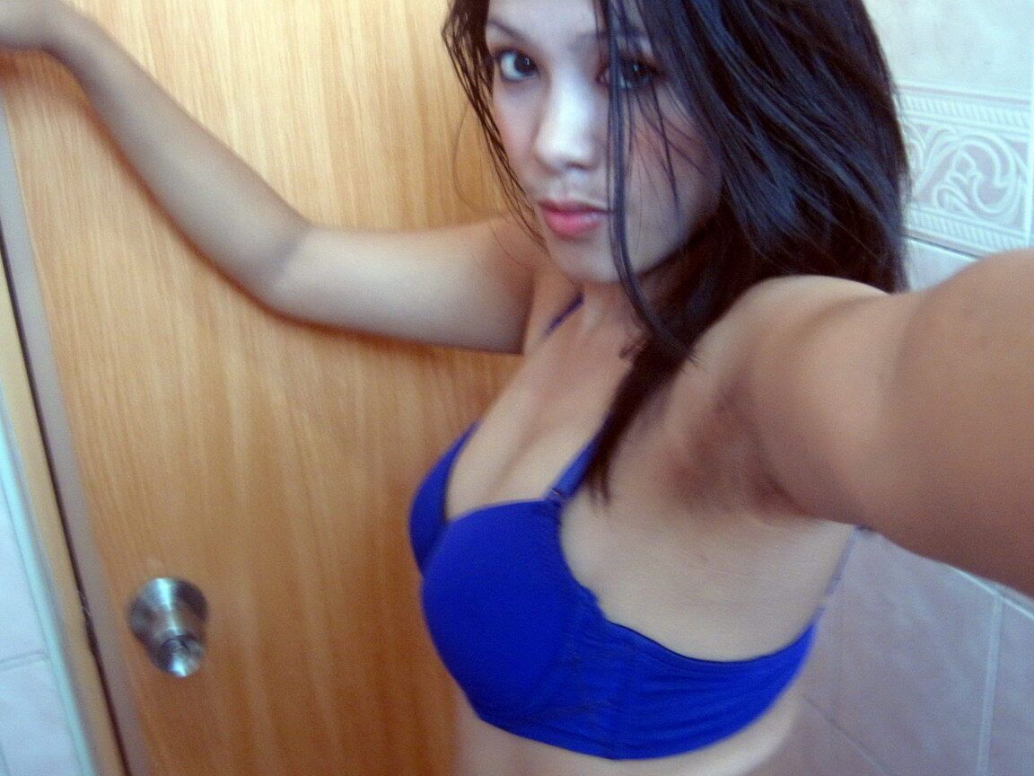 12P Jeune fille asiatique prenant des selfies de son corps nu dans sa salle de bain