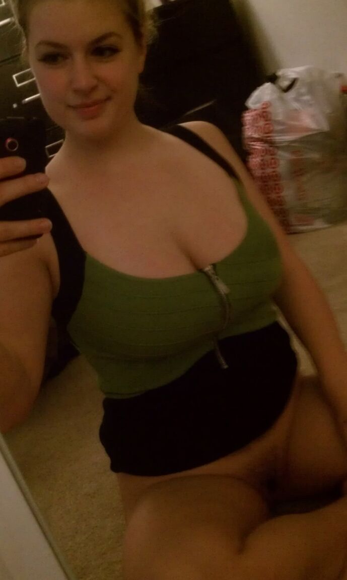 15P La rubia amateur Danielle se toma fotos desnuda en el baño de un hotel