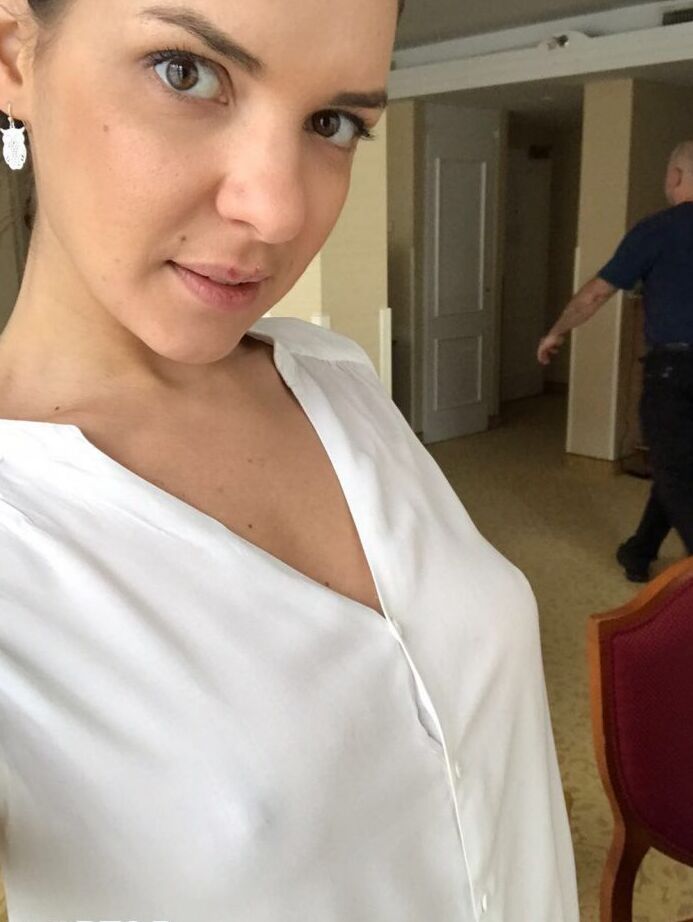 12P A adolescente russa Alina Henessy tira selfies nuas e não nuas durante o dia