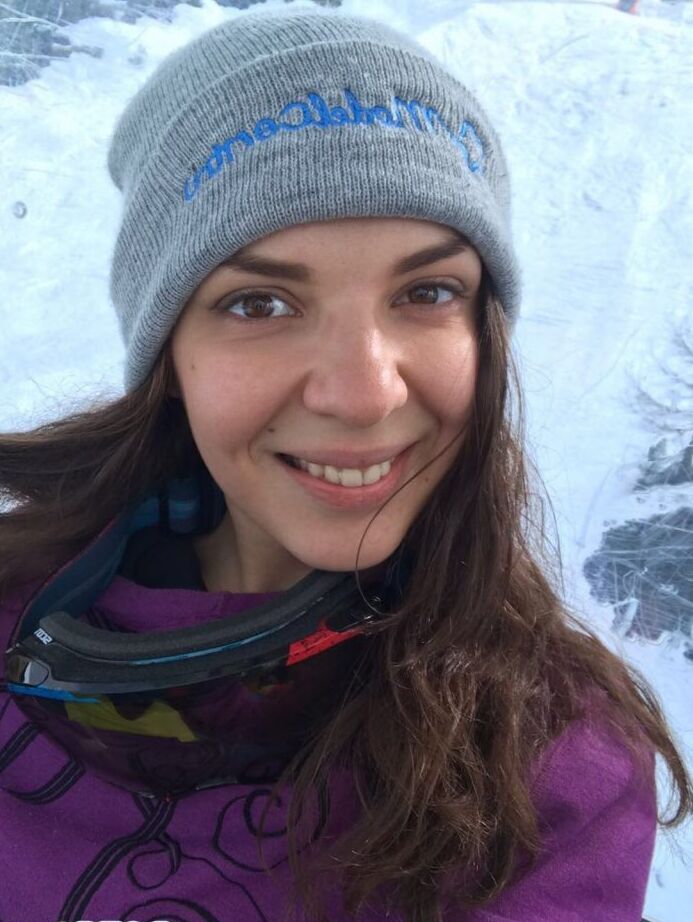 12P A adolescente russa Alina Henessy tira selfies nuas e não nuas durante o dia