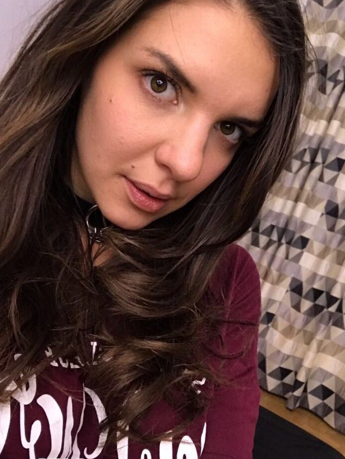 12P A adolescente russa Alina Henessy tira selfies nuas e não nuas durante o dia