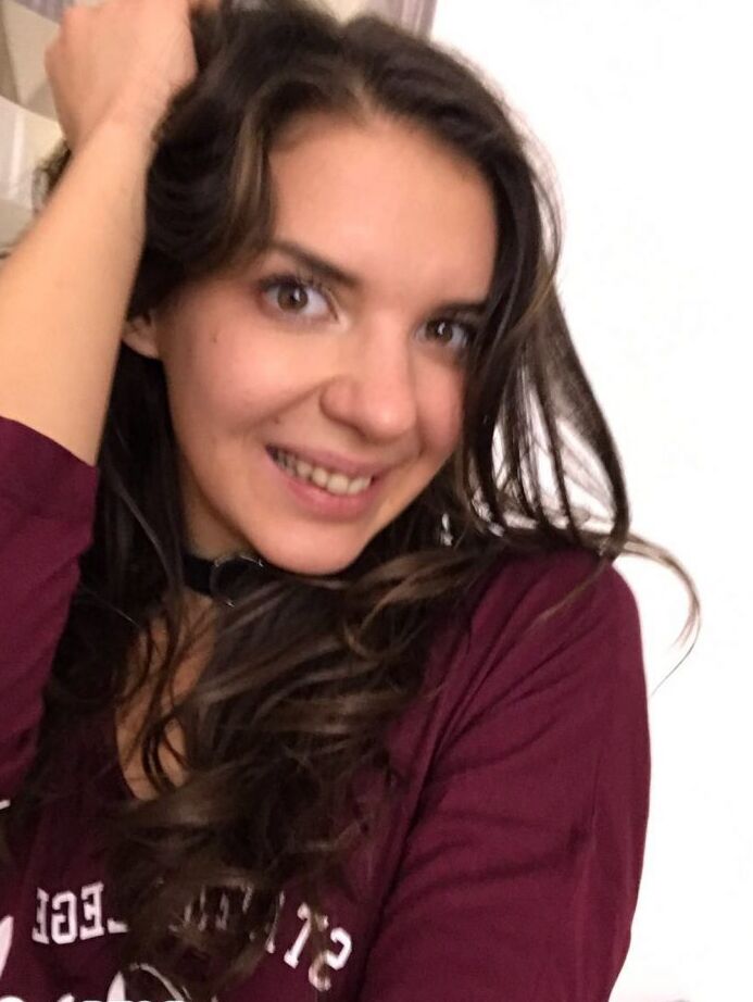 12P A adolescente russa Alina Henessy tira selfies nuas e não nuas durante o dia